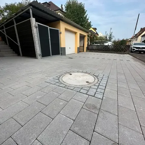 Fertig gepflasterte Hofzufahrt