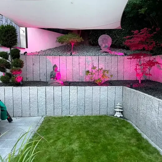 Fertig gestalteter Zen-Garten mit Beleuchtung