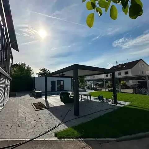 Poolterrasse unter der Pergola