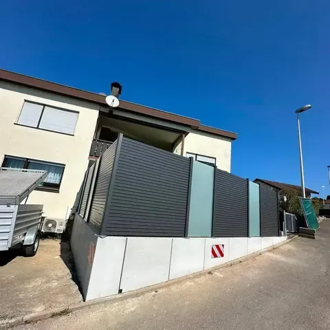 Sichtschutz aus Aluminium und Glas